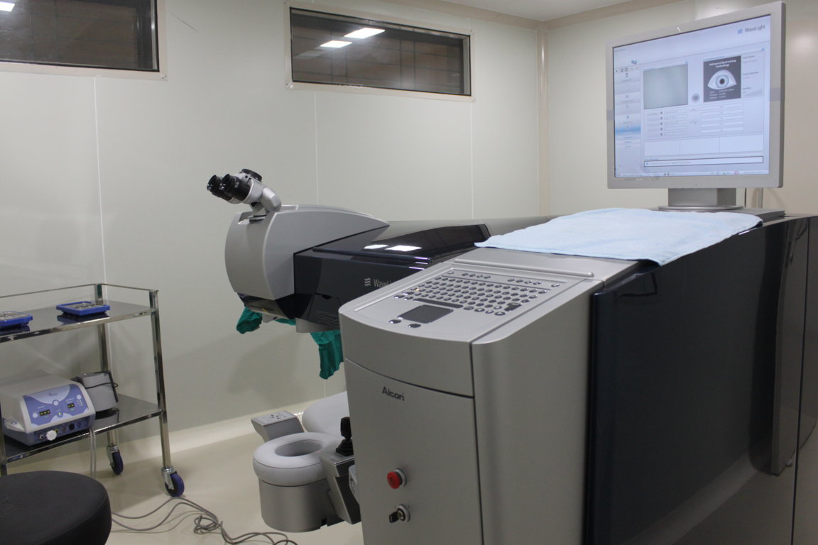 Alcon WaveLight excimer ablation console at Insight Institute with its surgical planning monitor showing pre-operative wavefront diagnostics